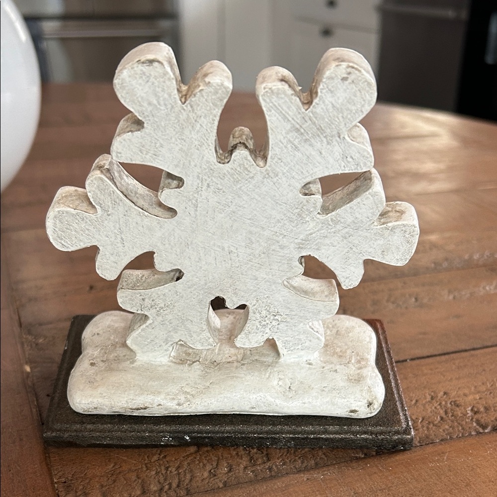 White and Gold Snowflake Decor - Picture 4 of 5